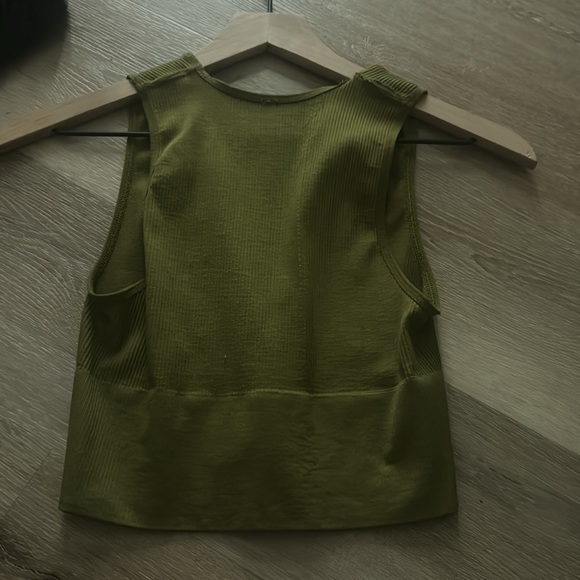 out from under plunge top 🌿 - Picture 3 of 4